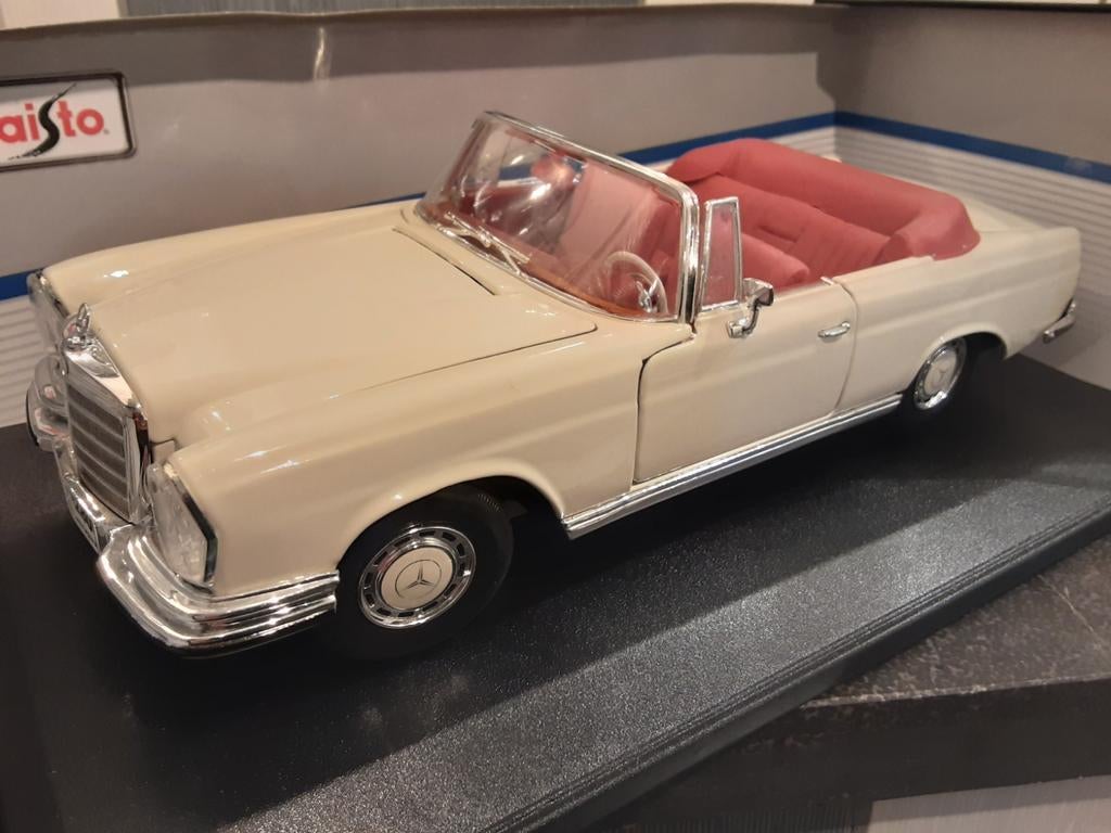 2x Maisto 1:18 Mercedes-Benz 280 SE Cabriolet 1966
ovp, Hobby en Vrije tijd, Modelauto's | 1:18, Ophalen of Verzenden, Zo goed als nieuw