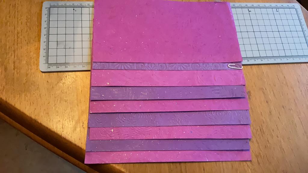 8 stroken geembossed papier, eenmalig, Ophalen of Verzenden, Zo goed als nieuw, Papier of Karton