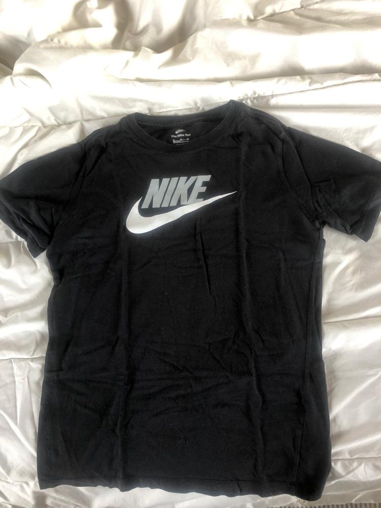 Nike t shirt zwart grijs wit swoosh xl 158-170, Jongen of Meisje, Ophalen of Verzenden, Zo goed als nieuw, Shirt of Longsleeve