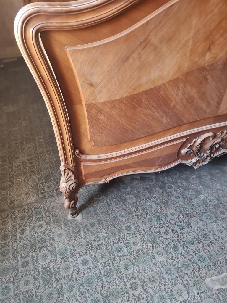 Antiek bed met nachtkastjes staat op wieltjes, Ophalen