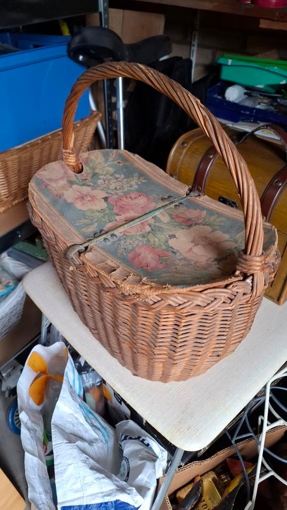 Brocante mand rietenmand riet rozen borduurwerk, Ophalen of Verzenden