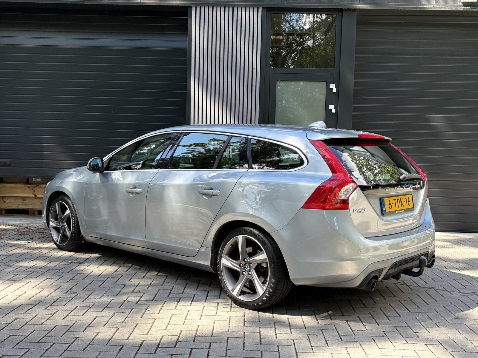 Volvo V60 1.6 T3 R-Design (bj 2014), Gebruikt, 4 cilinders, 150 pk, Origineel Nederlands