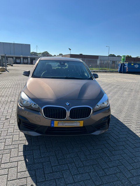 BMW 2-Serie Active Tourer 218i 140pk Aut 2018 Geel, Auto's, Dealer onderhouden, Geel, Grijs, Particulier