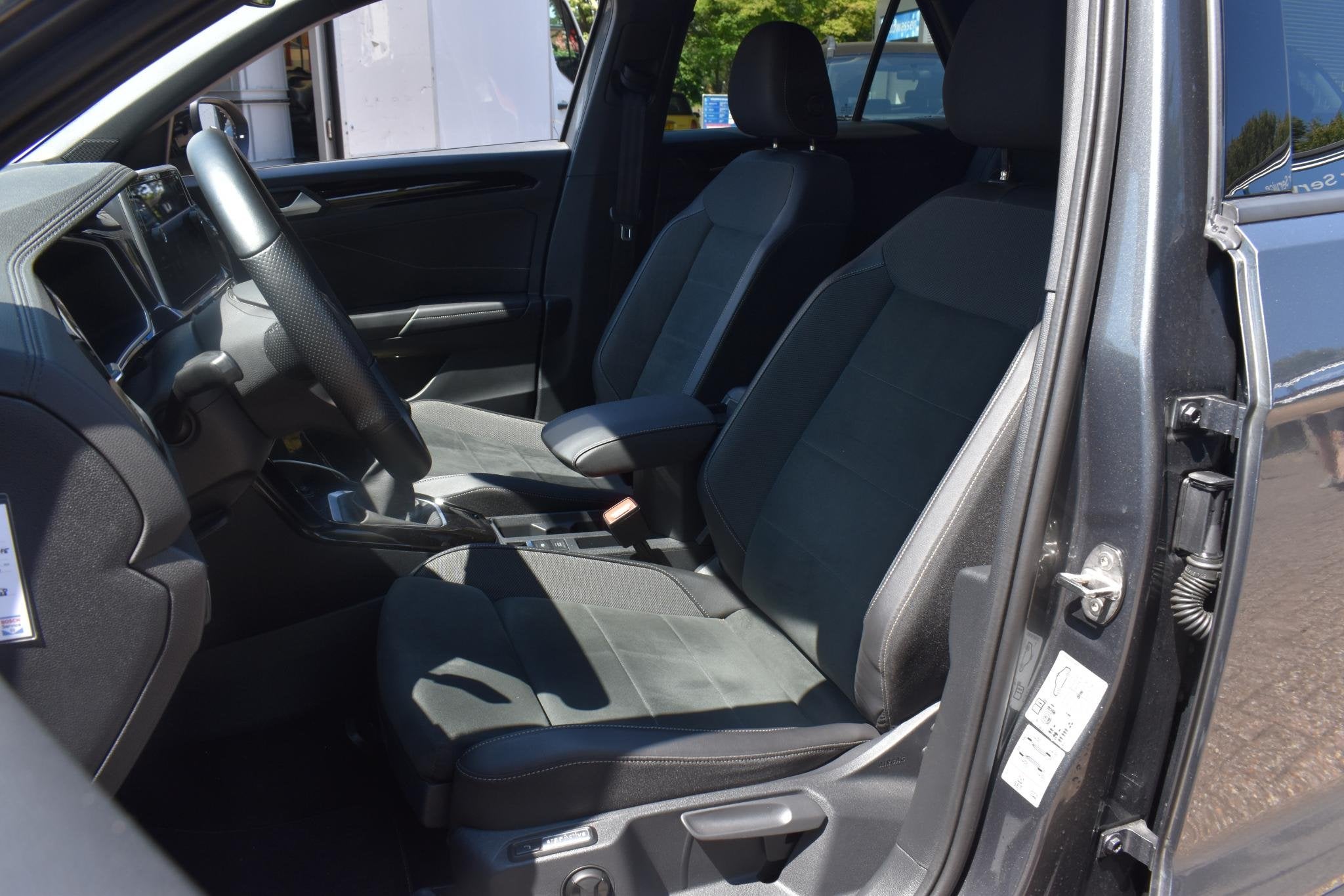 Volkswagen T-Roc 1.0 TSI R-Line 12-2022 | Navigatie | Camera, Voorwielaandrijving, Gebruikt, Automatische klimaatregeling, Bedrijf