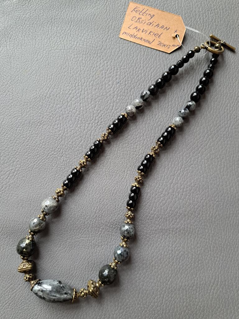 262 Ketting van facet geslepen Larvikiet met Obsidiaan, Sieraden, Tassen en Uiterlijk, Kettingen, Nieuw, Ophalen of Verzenden