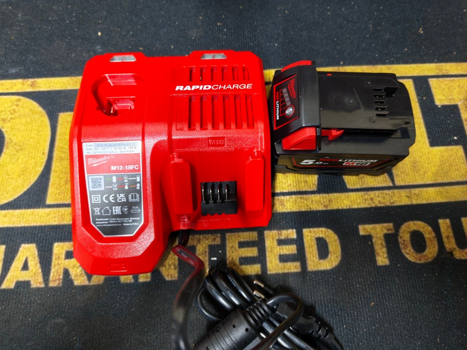 Milwaukee M12-18FC Snellader met M18B5 Accu