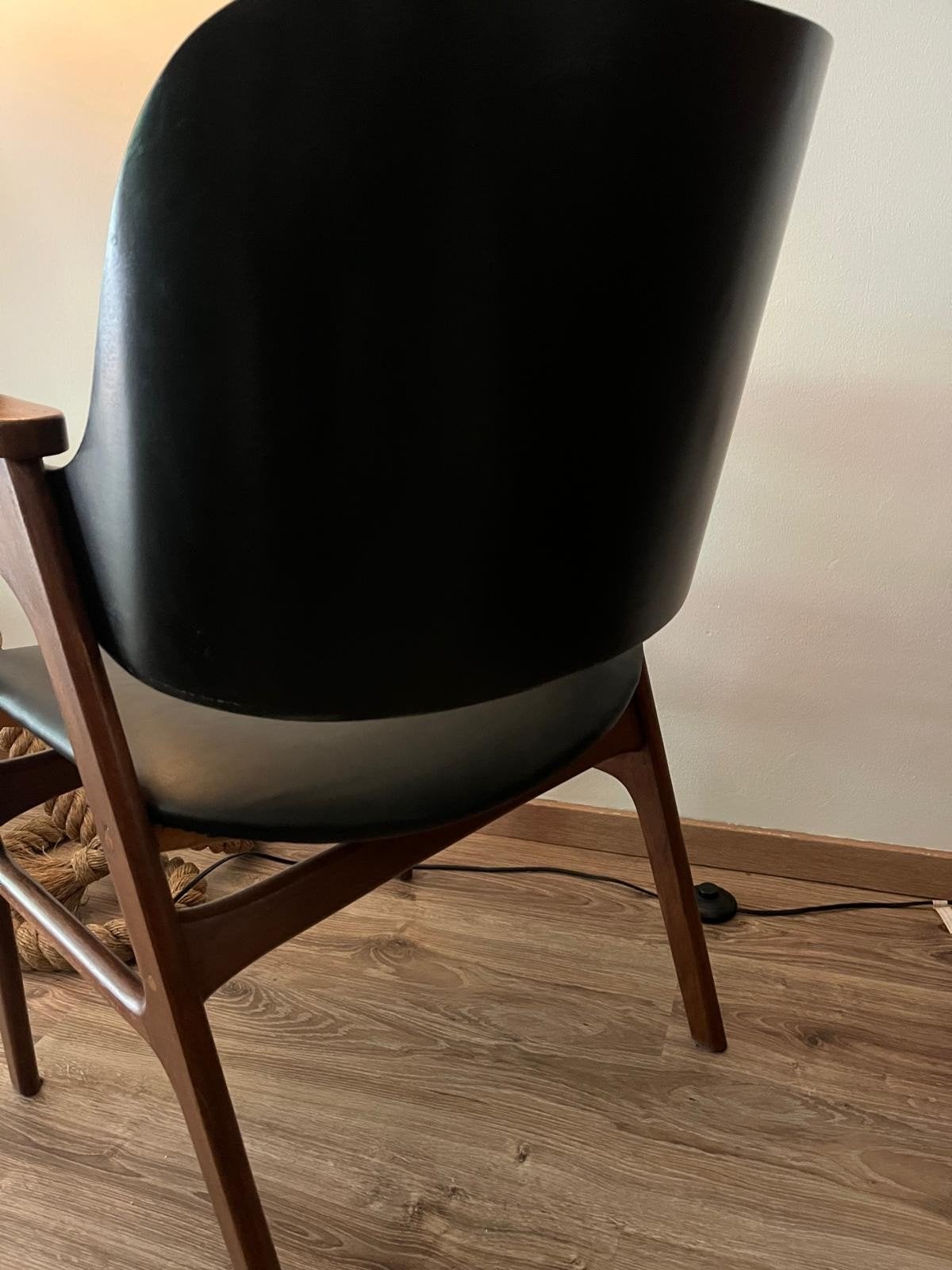 Hout met zwarte stoel, Huis en Inrichting, Stoelen, Ophalen, Zwart, Zo goed als nieuw, Eén