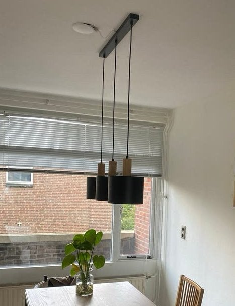 Moderne Zwarte Hanglamp met Houten Details - Verstelbaar, Huis en Inrichting, Lampen | Hanglampen, Ophalen, Zo goed als nieuw