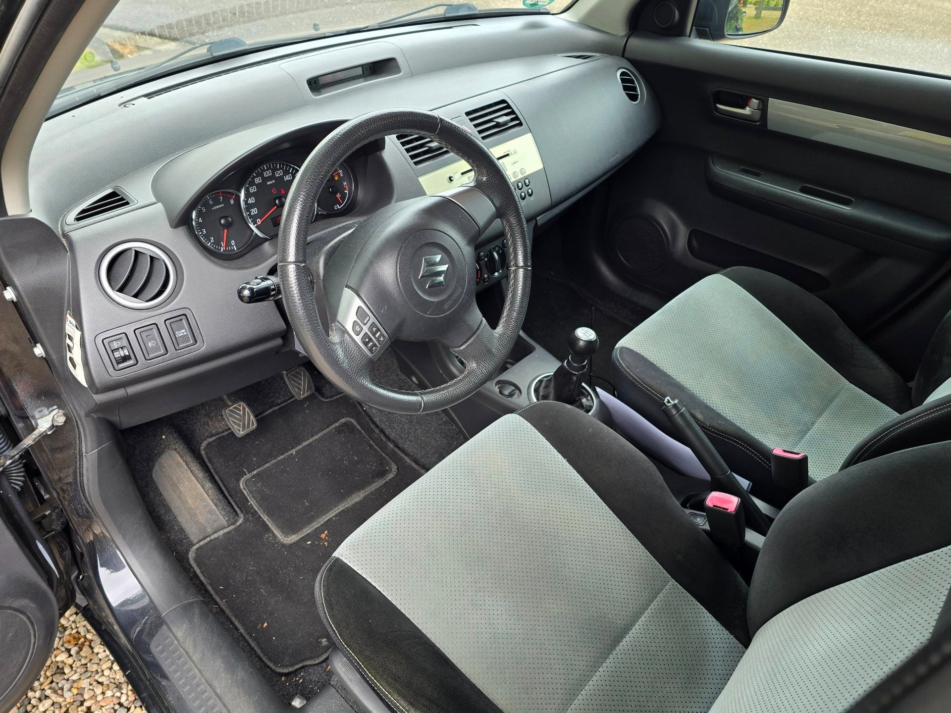 Suzuki Swift 1.3 Limited 5-deurs Airco trekhaak, Auto's, Voorwielaandrijving, 400 kg, Alcantara, Origineel Nederlands