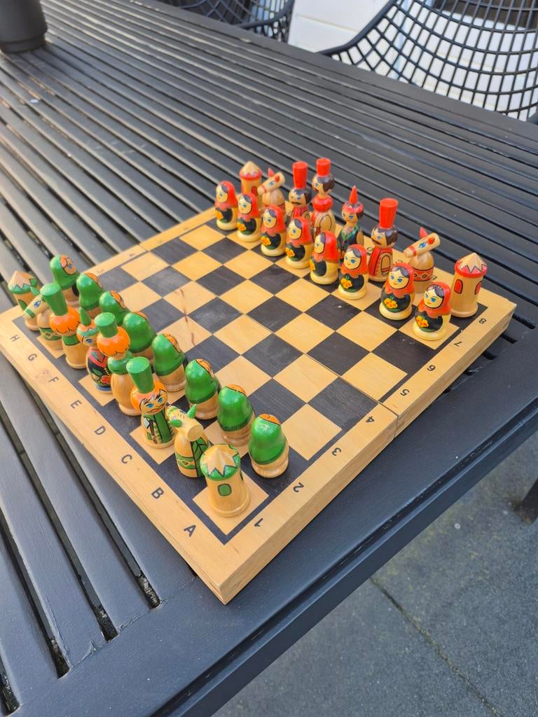 Uniek Schaakspel: Handgesneden Houten Poppetjes, Een of twee spelers, Ophalen of Verzenden, Gebruikt, Onbekend