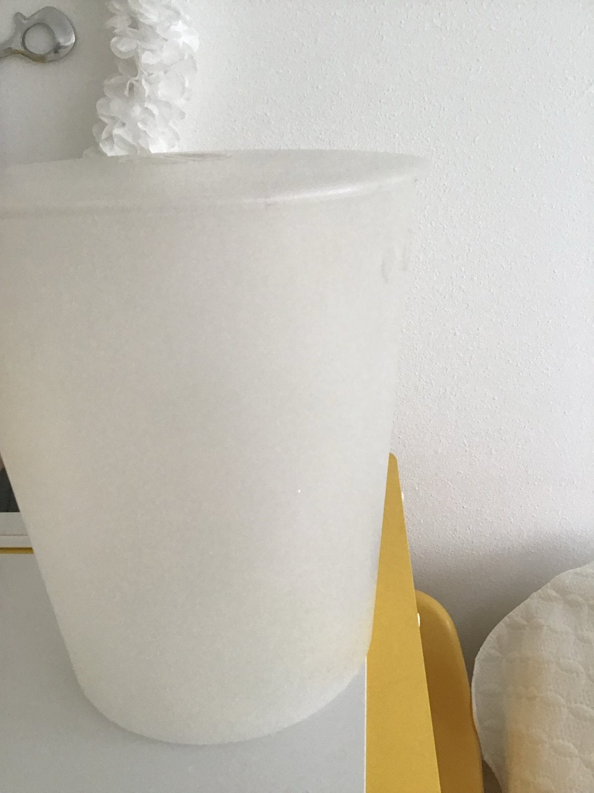 Witte kunststof mand met deksel, Ophalen of Verzenden, Gebruikt, Wit, Kunststof