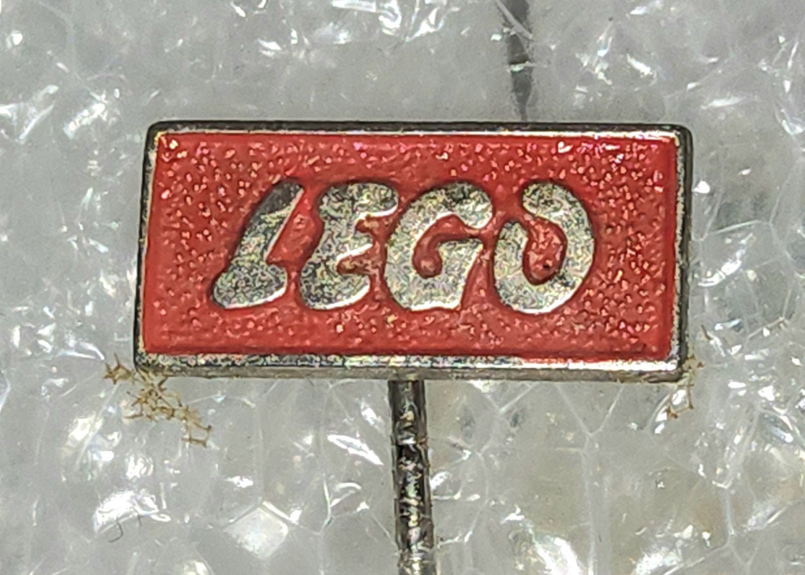 Vintage LEGO Speldje - Rood met Zilveren Logo, Verzamelen, Speldjes, Pins en Buttons, Ophalen of Verzenden, Gebruikt, Overige onderwerpen
