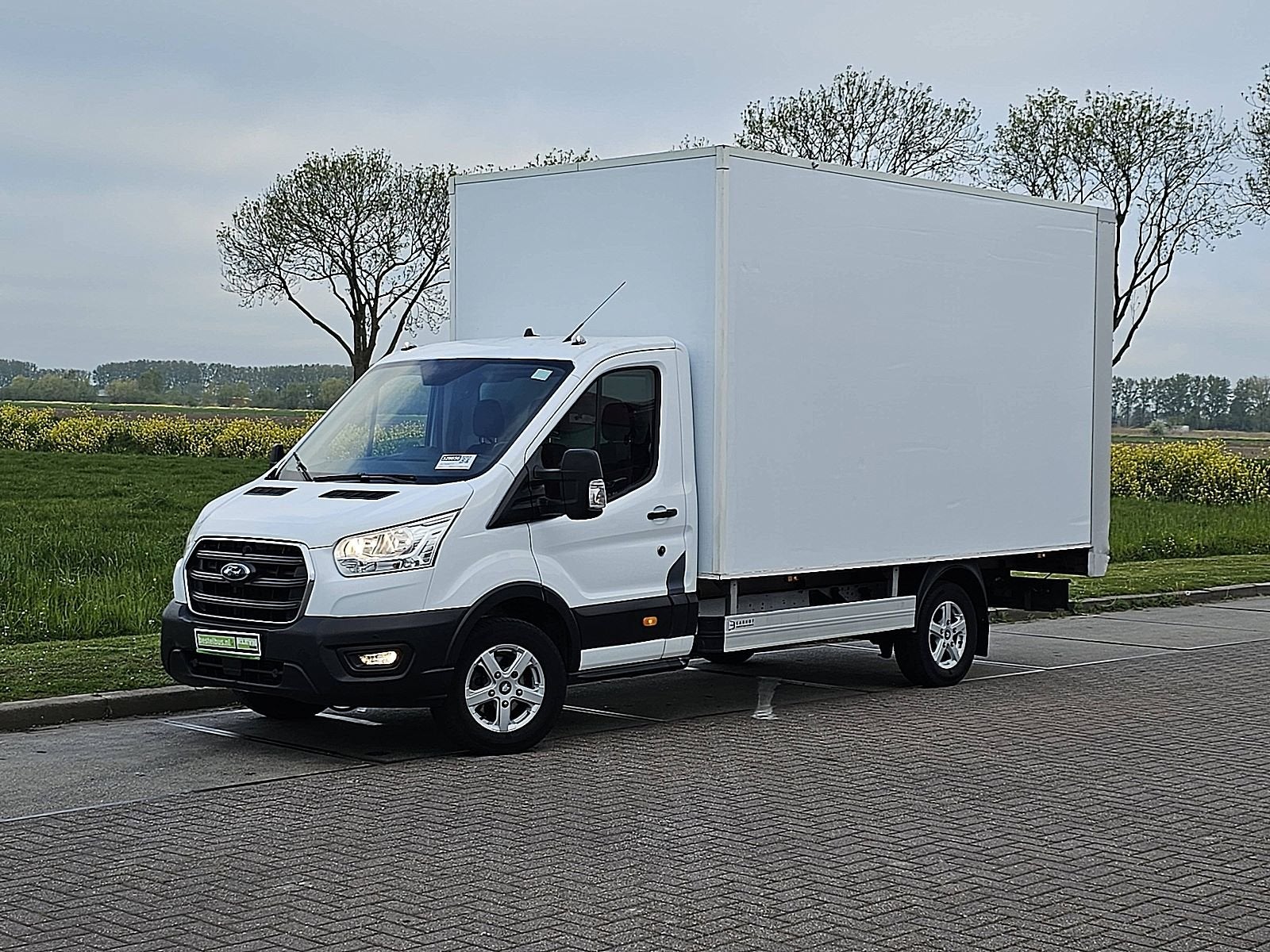 FORD TRANSIT 2.0 bakwagen laadklep !, Gebruikt, Euro 6, 129 pk, Wit