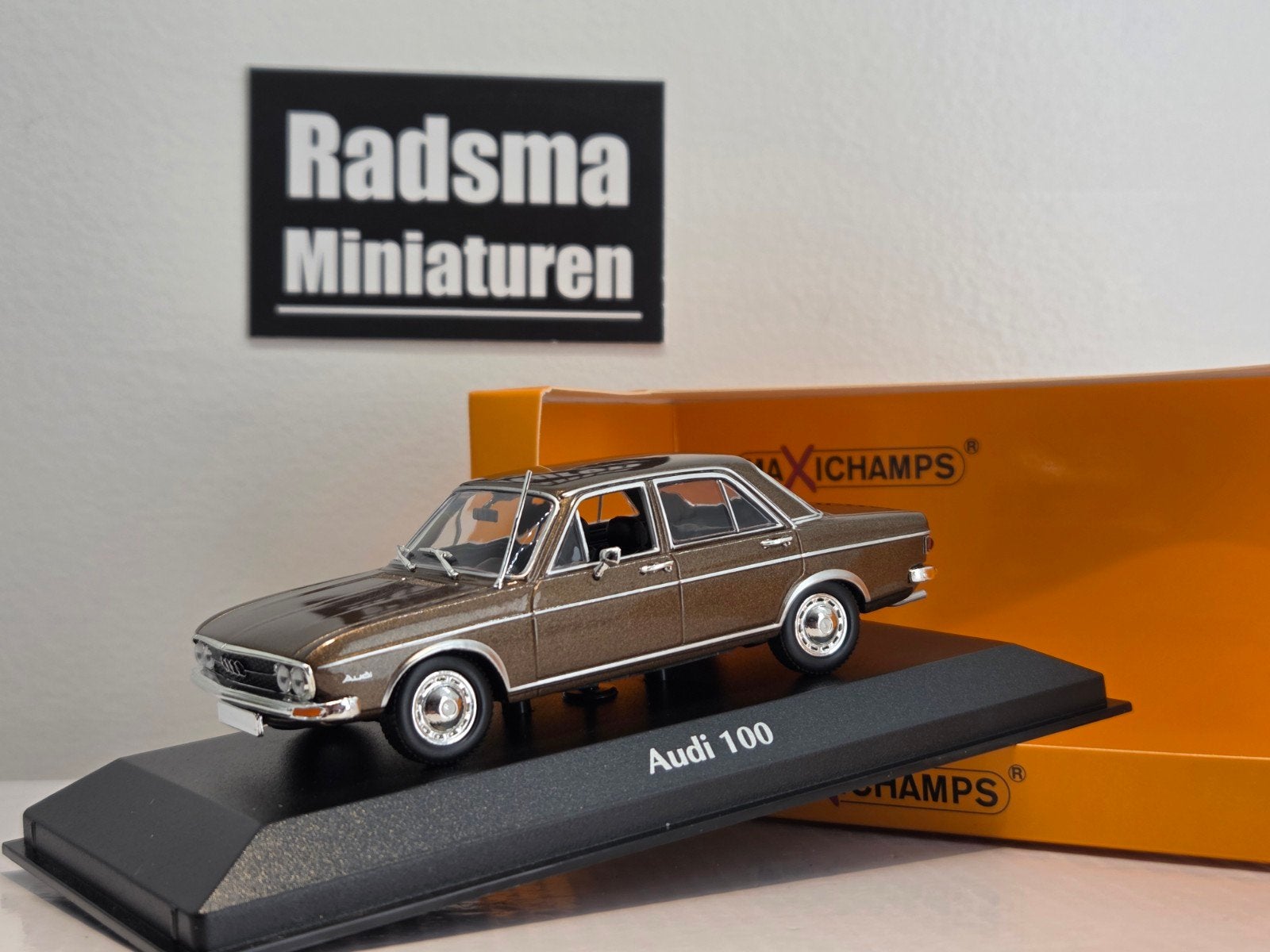 Audi 100 C1 - Bruin 4drs - 1:43 Maxichamps, Hobby en Vrije tijd, Modelauto's | 1:43, Overige merken, Auto, Nieuw, Ophalen of Verzenden