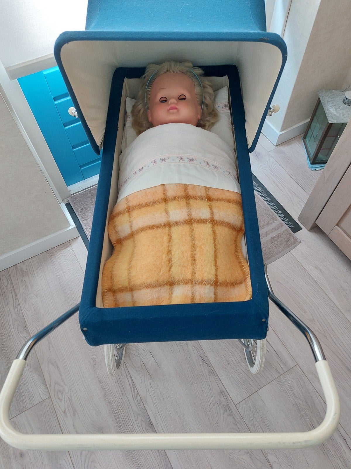 Vintage poppenwagen met poppen en accessoires, Ophalen, Gebruikt, Babypop