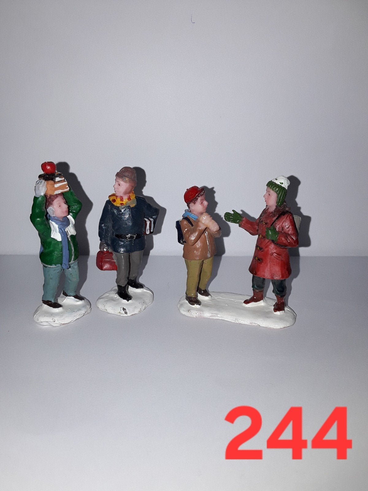 Lemax 12494 off to school jaar 2001., Diversen, Kerst, Ophalen of Verzenden