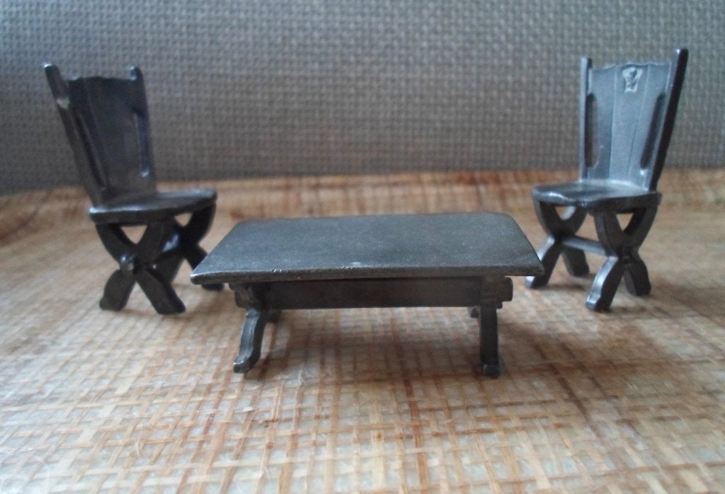 Tinnen tafel en 2 stoeltjes. Miniatuur. Engeltjes tin, Ophalen of Verzenden