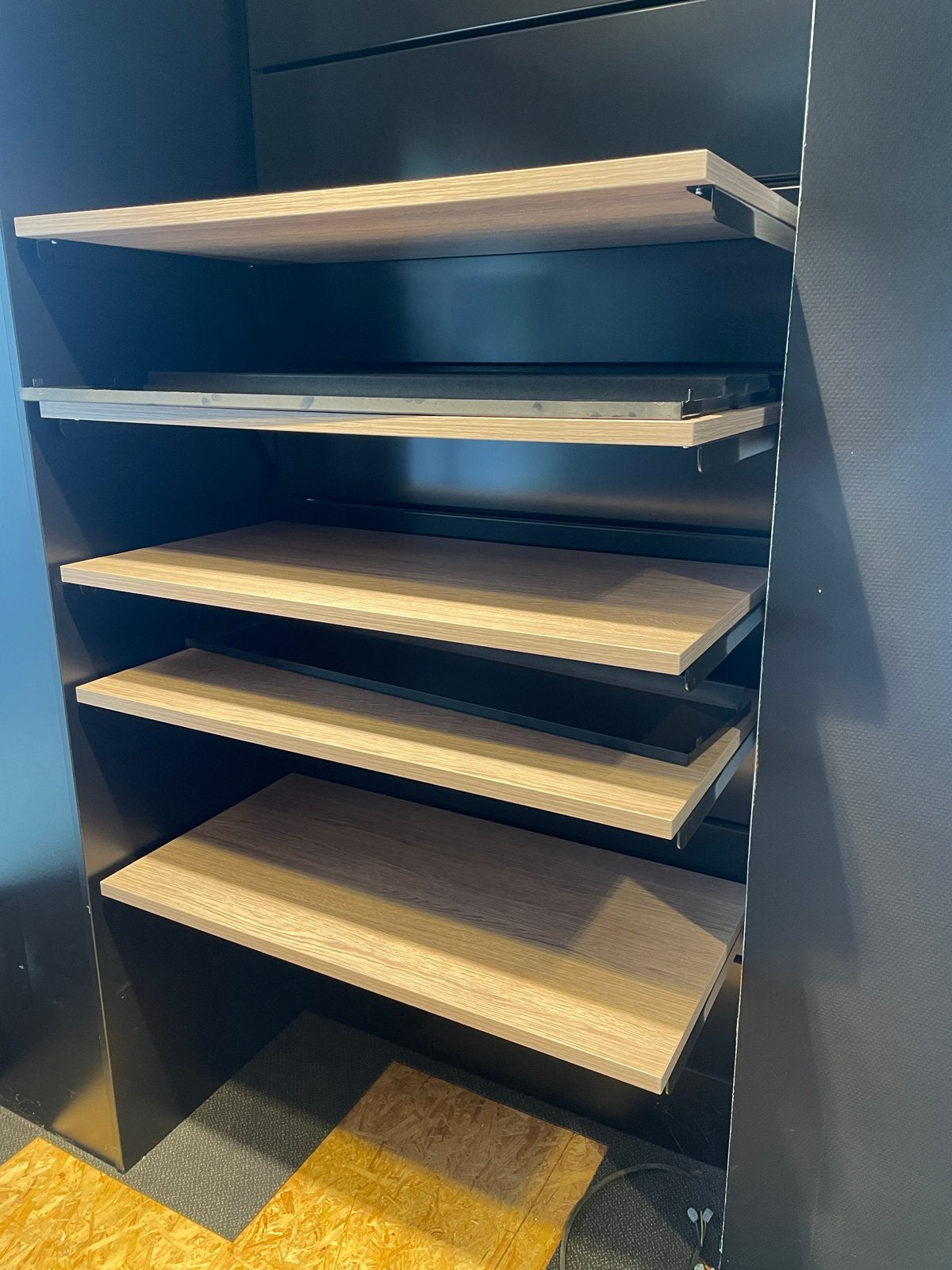 Modulair Winkelrek met Zwarte Achterwand en Houten Planken, Ophalen, Zo goed als nieuw