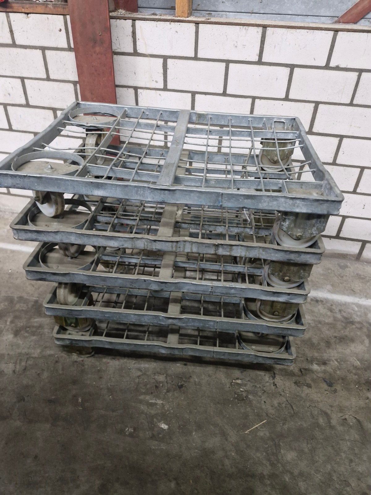 Stapelbare metalen trolleys met wielen (4 stuks), Ophalen