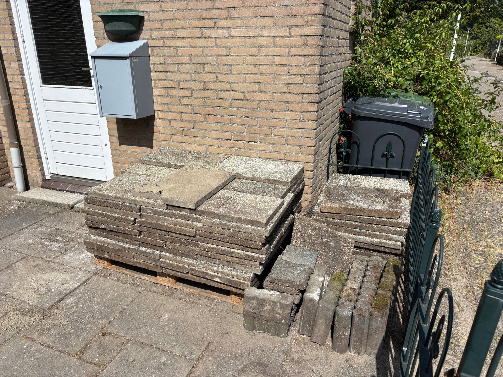 Gratis af te halen: Ongeveer 15m2 tegels (incl. gebroken), Tuin en Terras, Ophalen, Gebruikt, Overige typen, 10 m² of meer