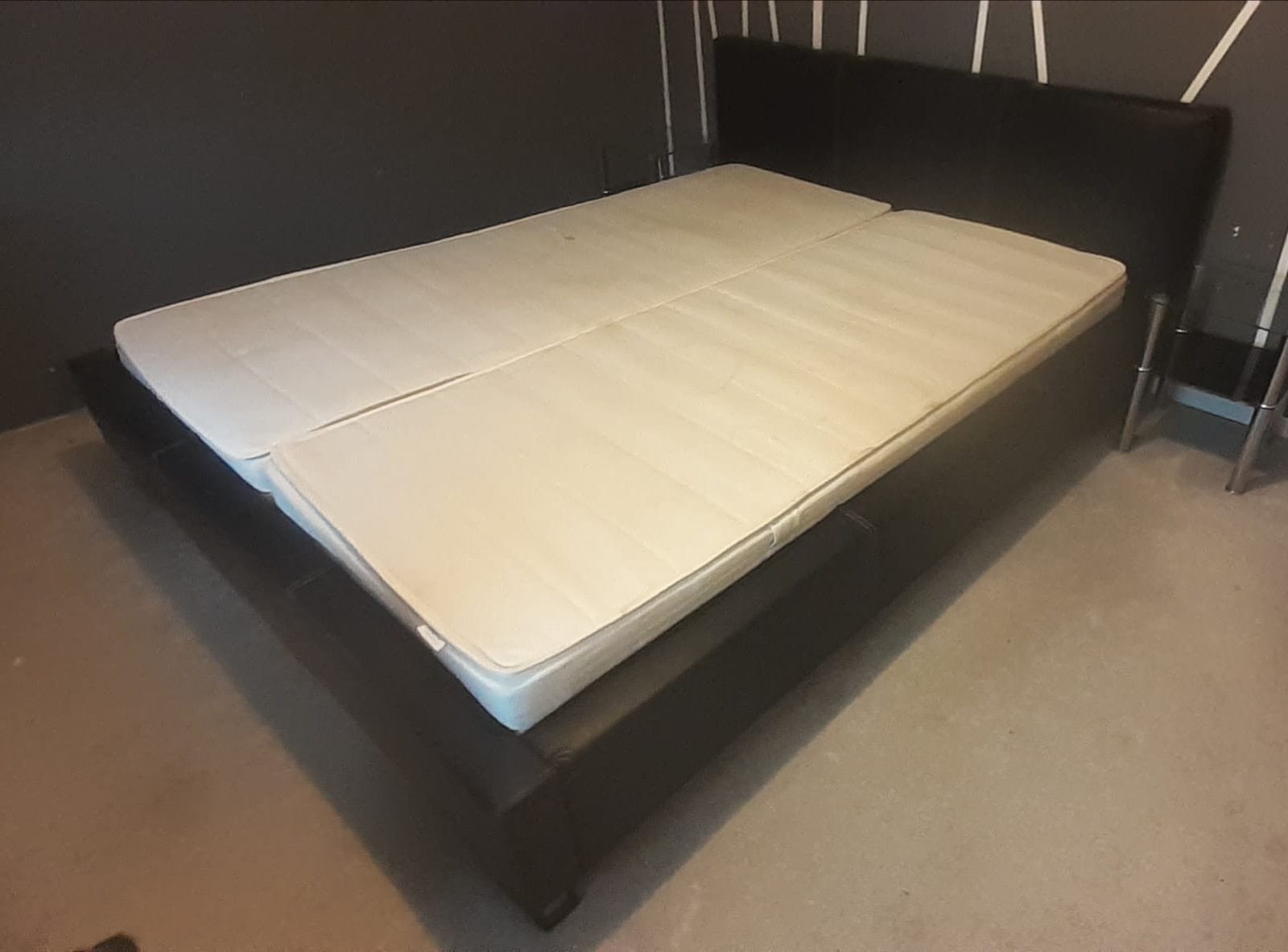 Zwart bed in goede staat - Ophalen in Tegelen, Huis en Inrichting, Ophalen, Gebruikt, Tweepersoons, Zwart