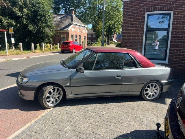Peugeot 306 1.6 Cabriolet AUT 2001 Grijs met rode hardtop, Auto's, 1225 kg, 4 cilinders, Cabriolet, Overige kleuren
