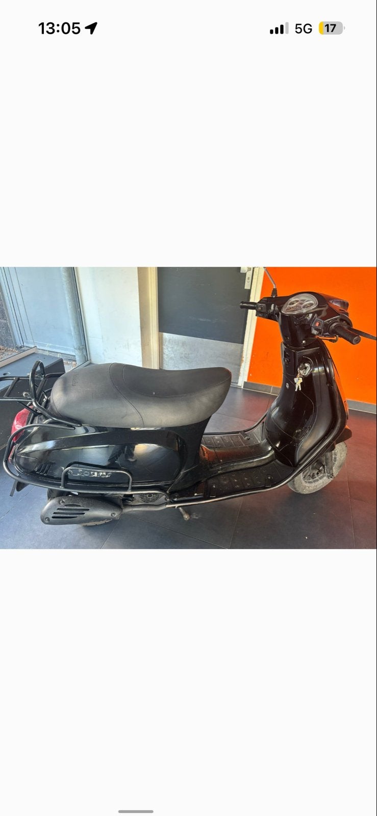 Zwarte scooter met schade, ideaal voor onderdelen/klusser, Ophalen, Gebruikt, Tweetakt