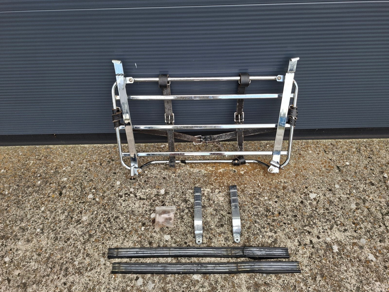 Verchroomd bagagerek met lederen riemen voor BMW Z3