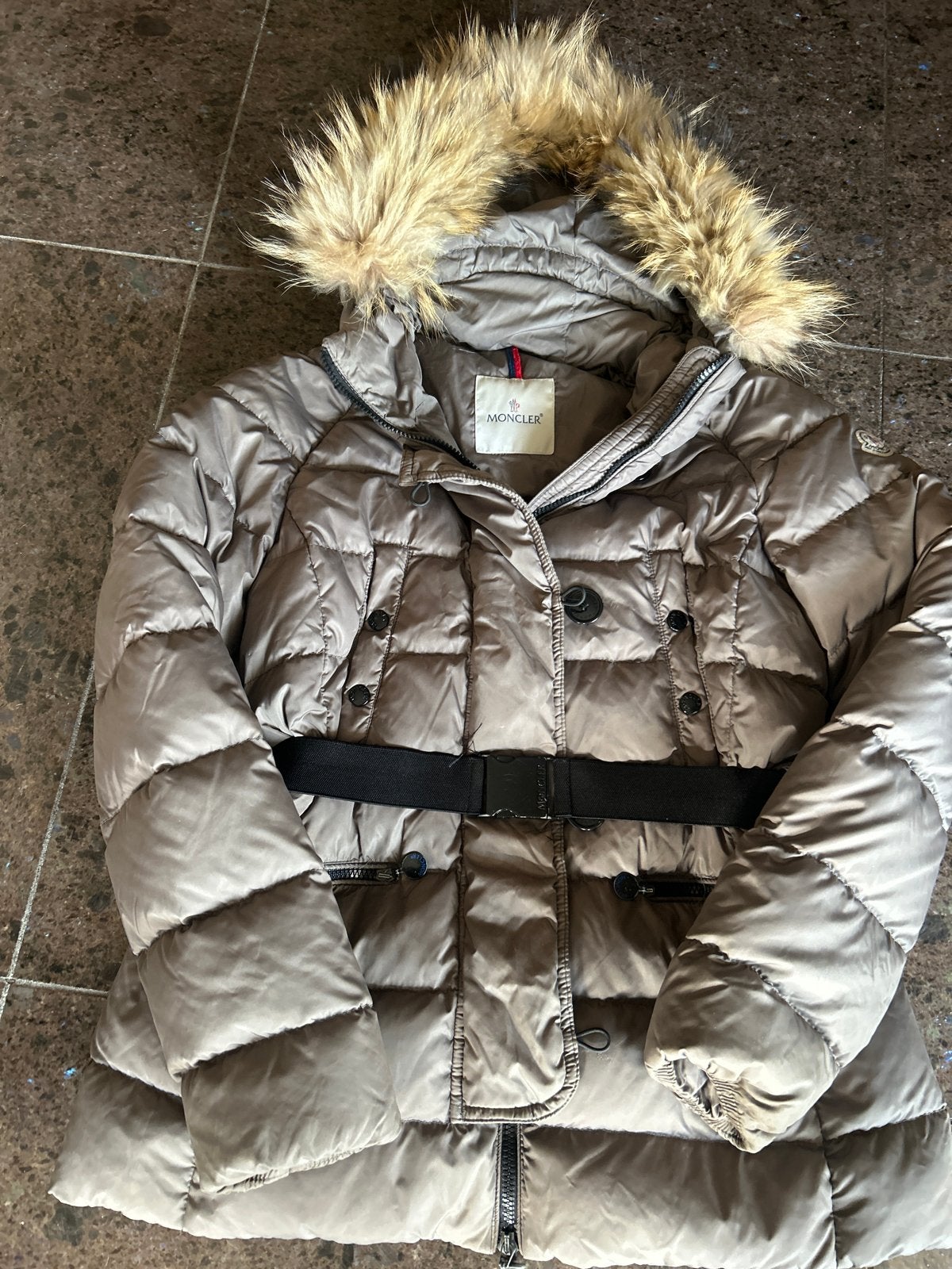 Moncler winterjas met bontkraag en riem, Ophalen of Verzenden, Gedragen, Maat 38/40 (M), Grijs
