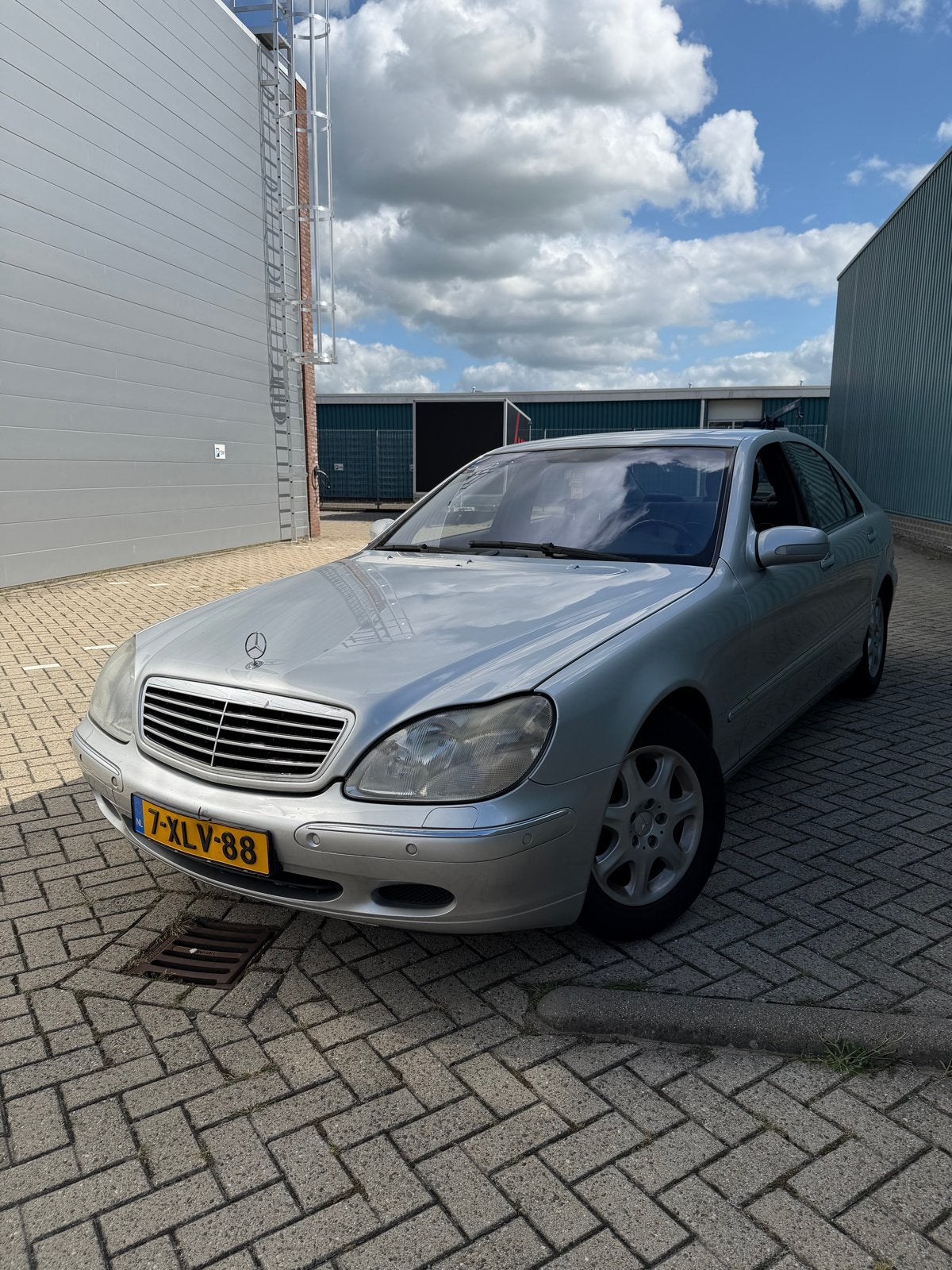 Mercedes-Benz S-Klasse 5.0 S500 AUT 2001 Grijs, Auto's, Automaat, Achterwielaandrijving, 8 cilinders, 120 €/maand