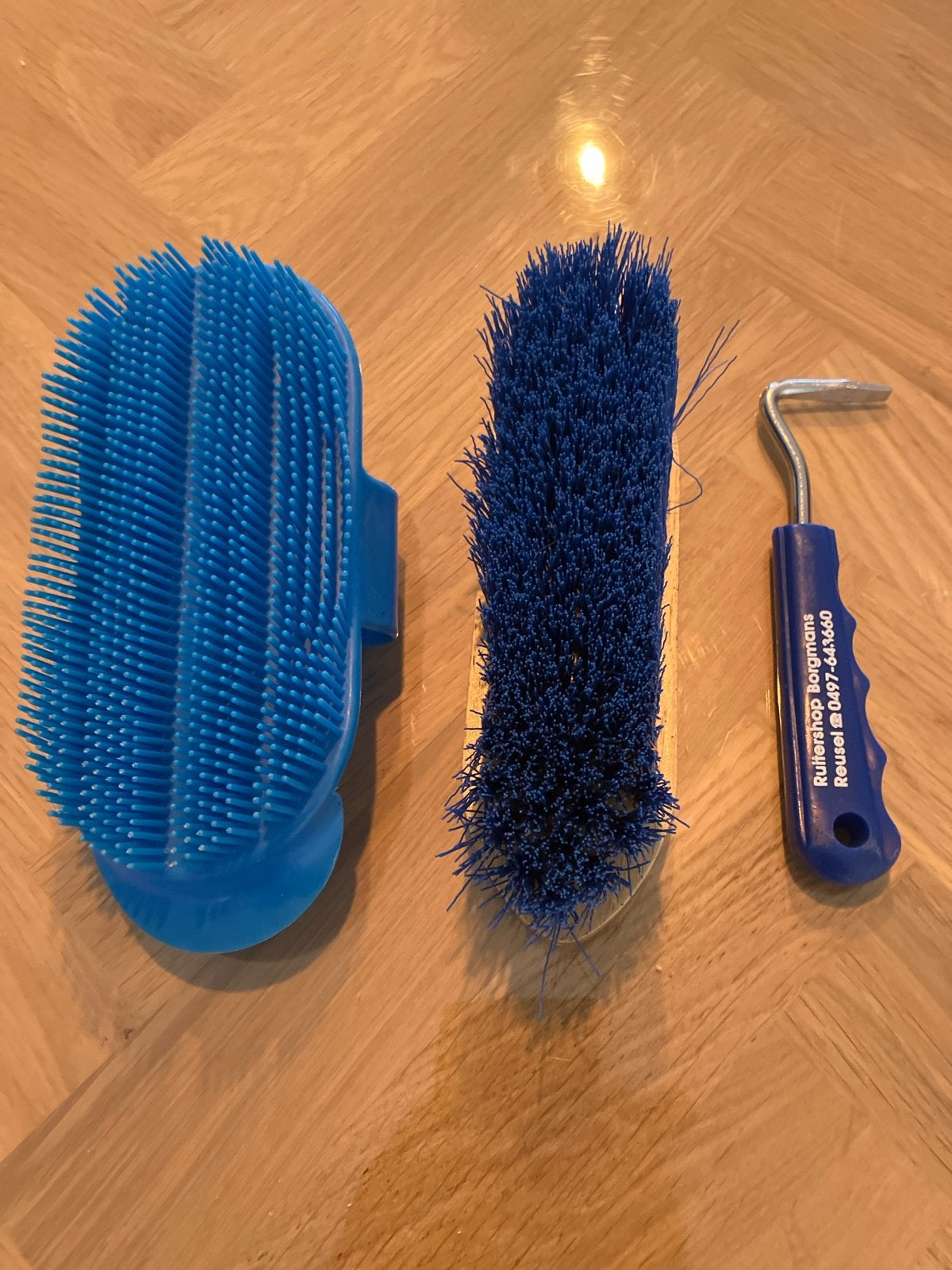 Blauwe verzorgingsset borstels en hoevenkrabber, Verzenden, Gebruikt