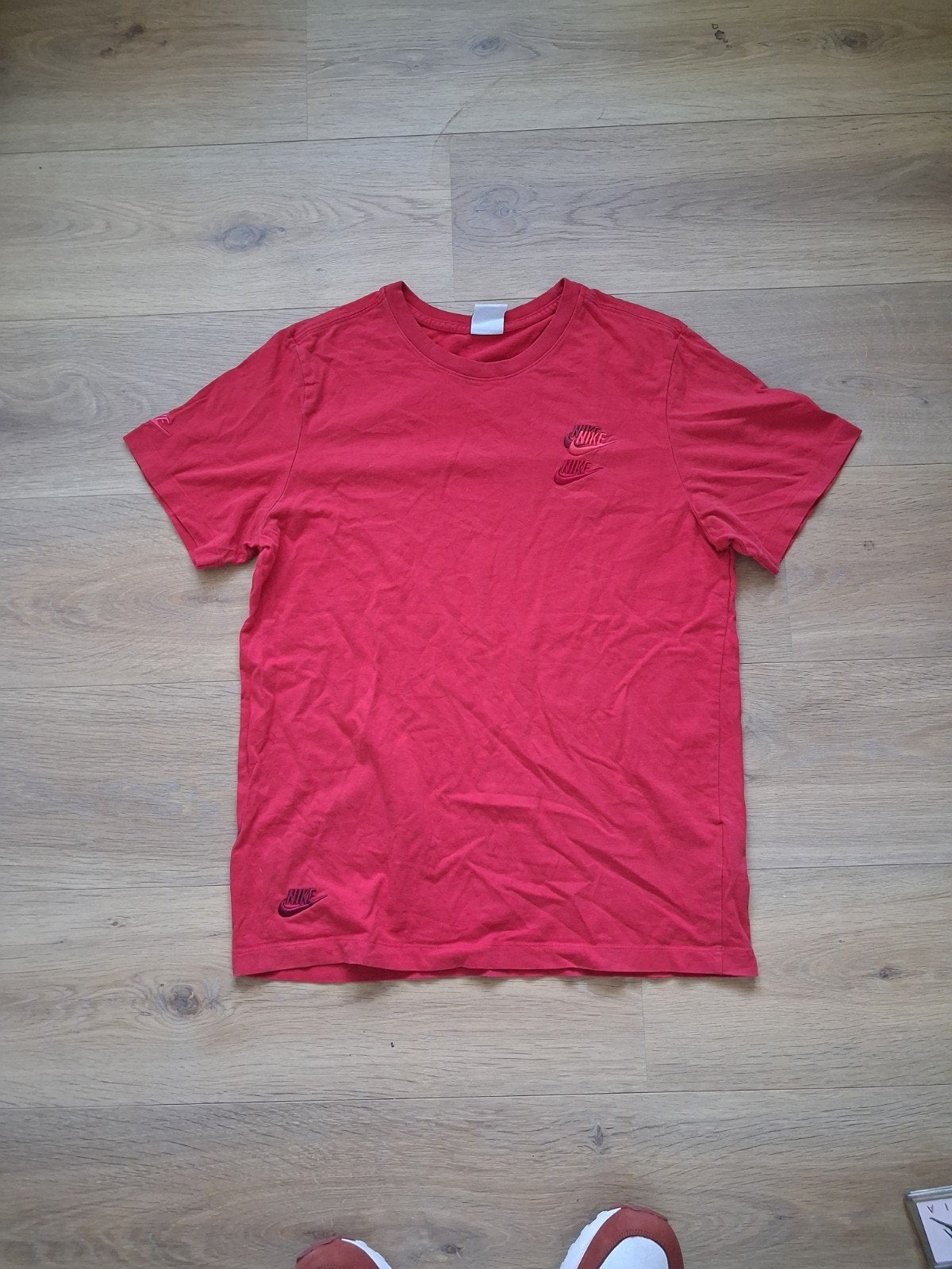 Stijlvol Rood Nike T-shirt met Meerdere Logo's - Maat M, Kleding | Heren, T-shirts, Maat 48/50 (M), Nike, Ophalen of Verzenden