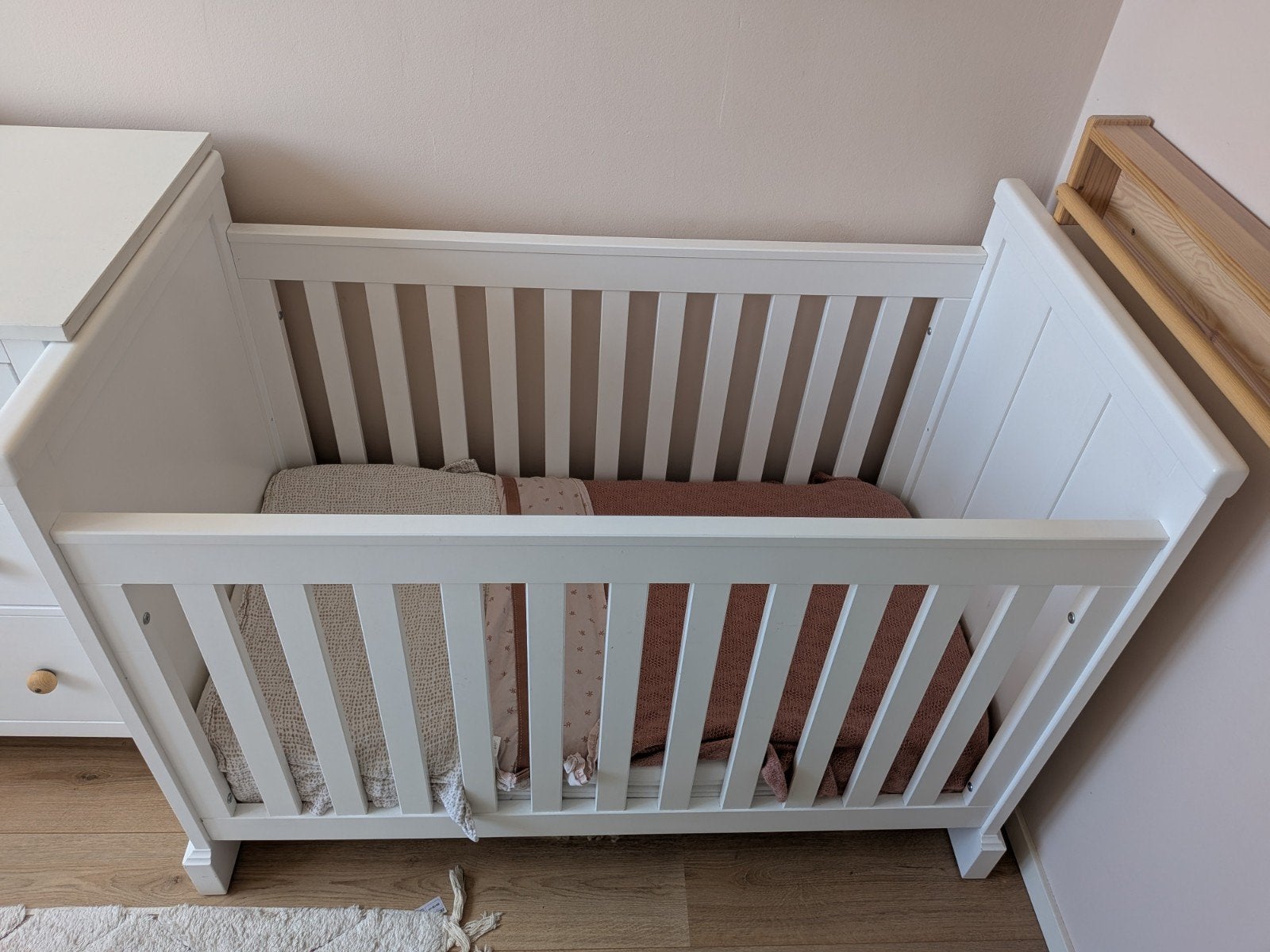 Mooi wit ledikantje voor baby of peuter, Eenpersoons, Modern, tijdloos, Wit, Ophalen of Verzenden