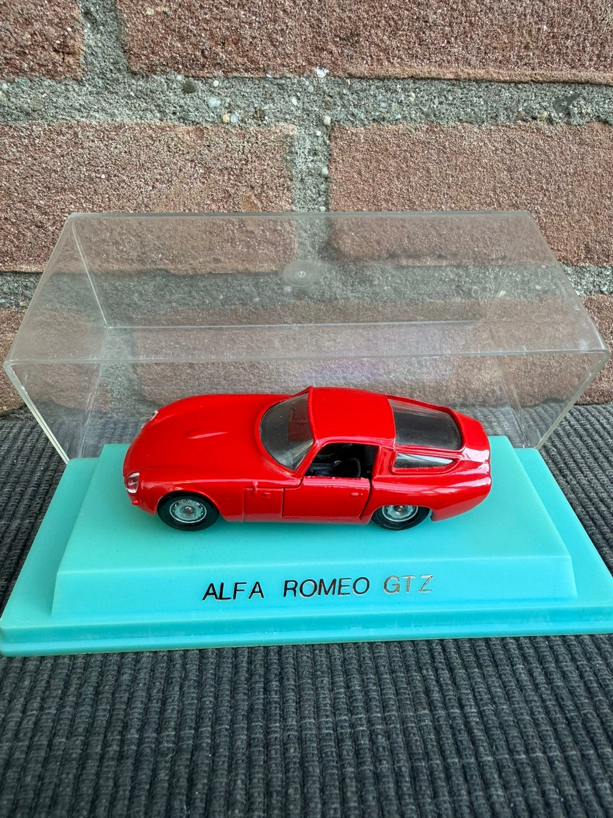 1:43 Verem Alfa GTZ …… 12,50, Ophalen of Verzenden, Zo goed als nieuw, Auto, Overige merken