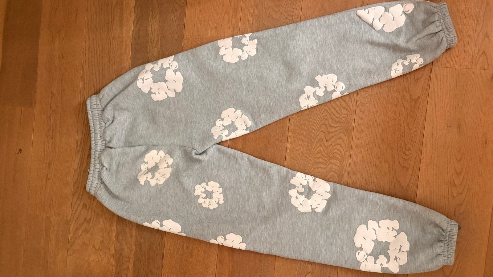 Denim Tears katoenen joggingbroek met print, Maat 38/40 (M), Ophalen of Verzenden, Zo goed als nieuw, Grijs
