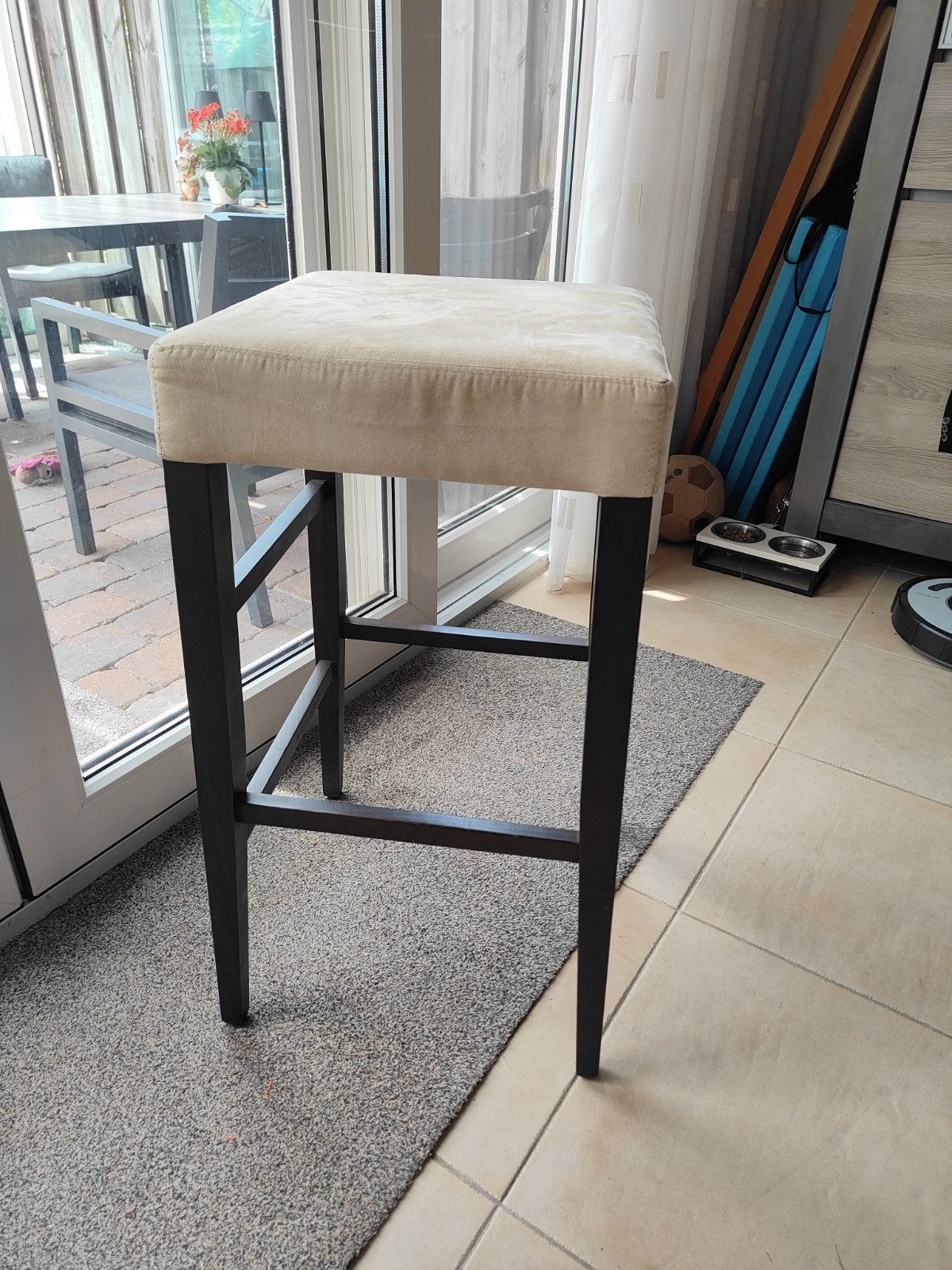 Barkrukken met donker houten poten en beige suède bekleding, Huis en Inrichting, Barkrukken, Ophalen, Gebruikt, 60 tot 90 cm, 4 krukken