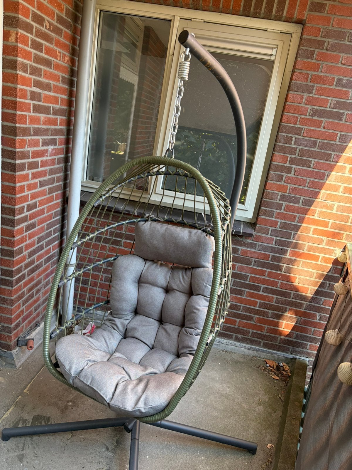 Comfortabele hangstoel met standaard en kussen, Huis en Inrichting, Ophalen, Gebruikt, Metaal, Eén
