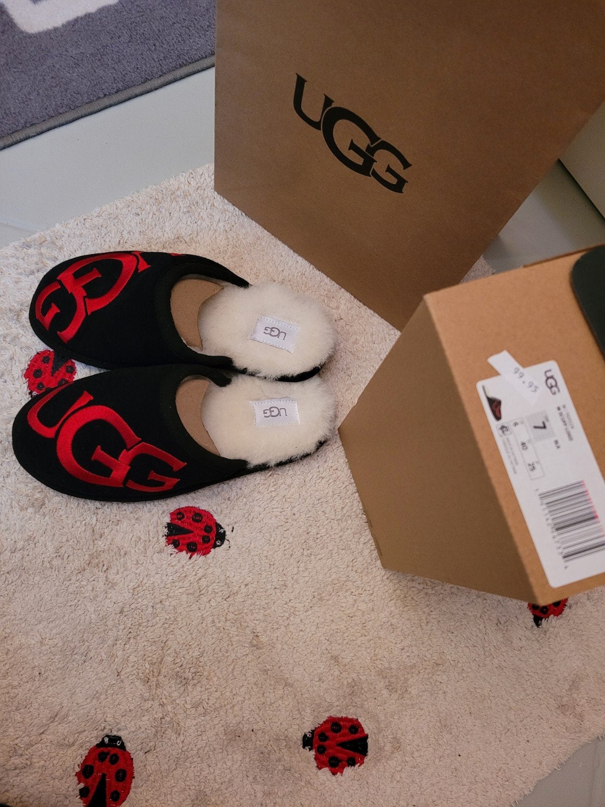 UGG Mannen Pantoffel Maat 40 - Zwart met Rood Logo, Kleding | Heren, UGG, Zwart, Nieuw, Ophalen of Verzenden