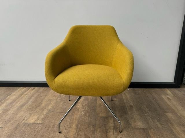 Oker gele kuipstoel B&T, Huis en Inrichting, Stoelen, Ophalen, Overige kleuren, Zo goed als nieuw, Eén