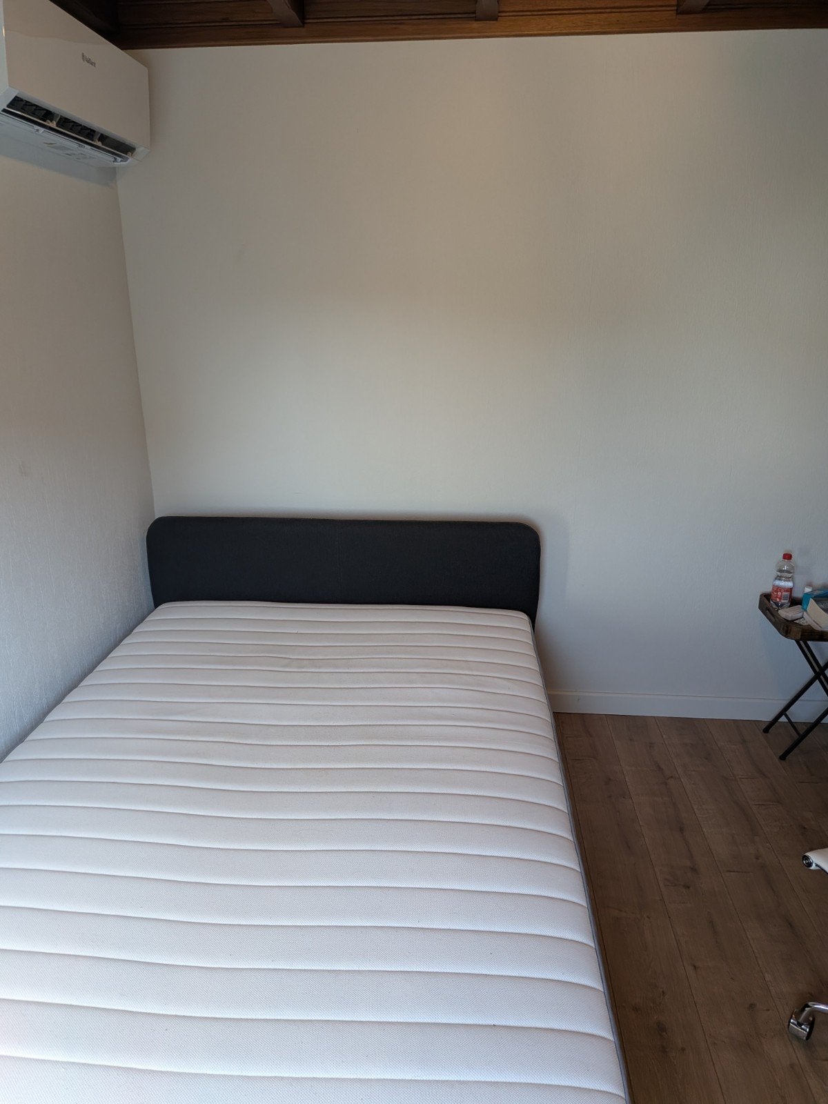 Tweepersoonsbed 1,40m met matras - +/- 1 jaar oud., Huis en Inrichting, Ophalen, Gebruikt, Zwart, Tweepersoons