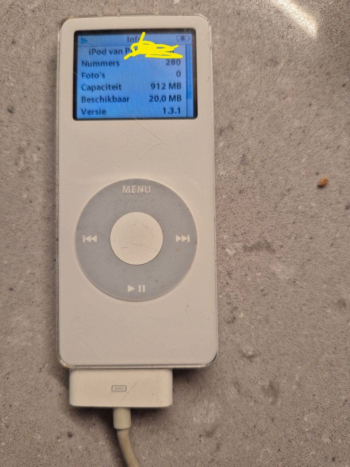 Oude iPod met gebruikssporen en oplaadkabel, Ophalen of Verzenden