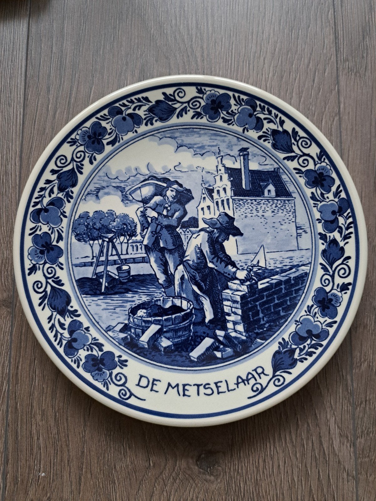 Delfstblauw wandbord de Metselaar, Ophalen