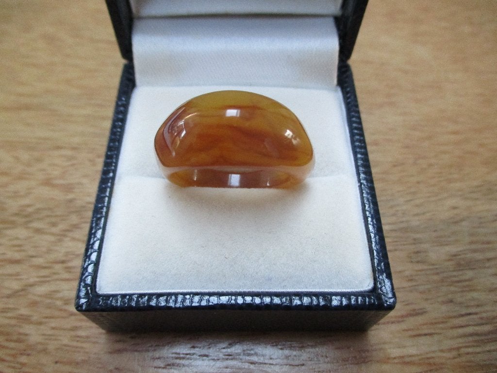 Doorschijnend bol model ring 18 mm. bruin van kleur, Sieraden, Tassen en Uiterlijk, Ringen, 18 tot 19, Kunststof, Bruin, Verzenden