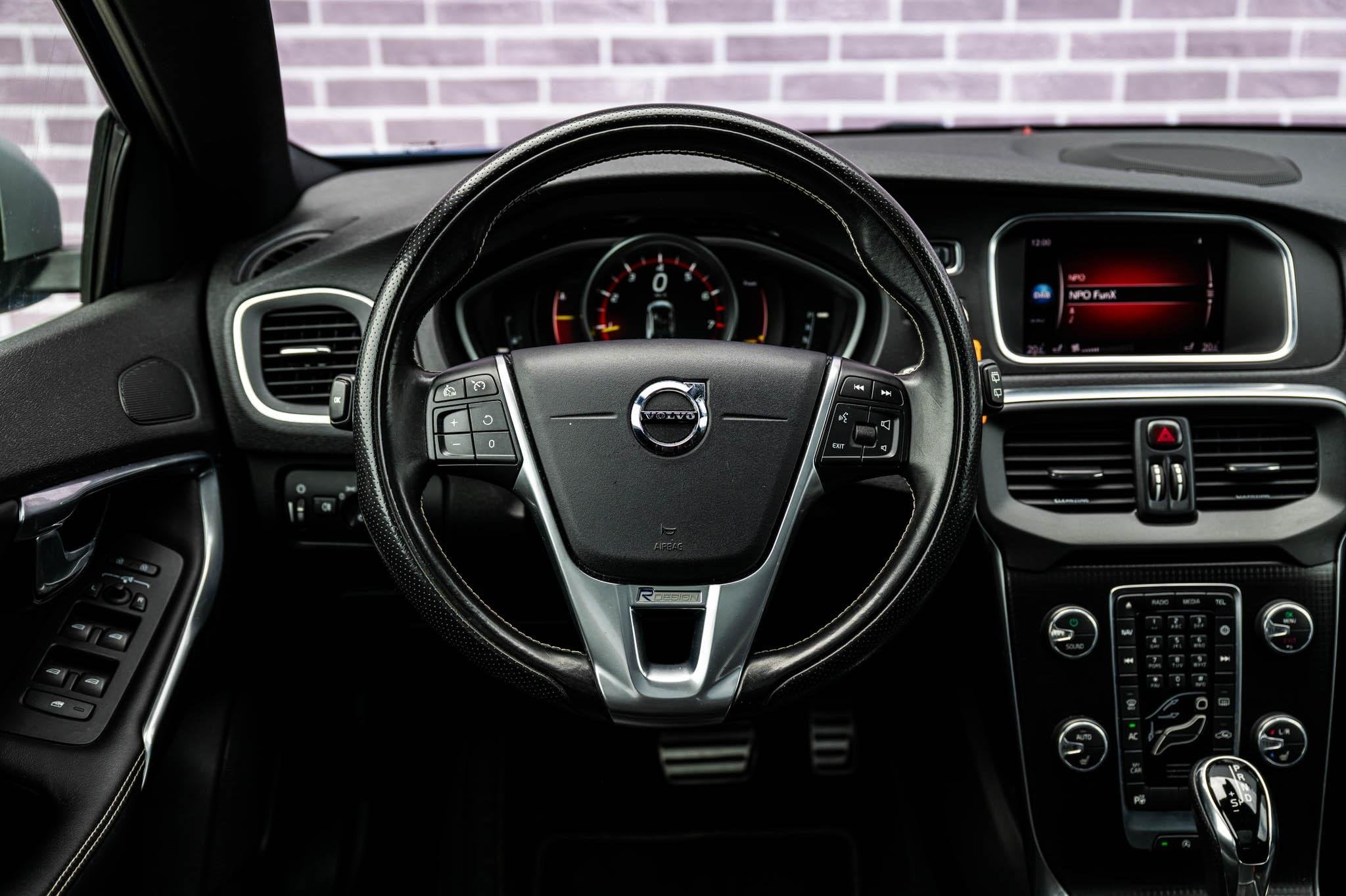 Volvo V40 1.5 T3 Polar+ Sport | Parkeerverwarming | Panorama, Euro 6, 4 cilinders, Blauw, Automatische klimaatregeling