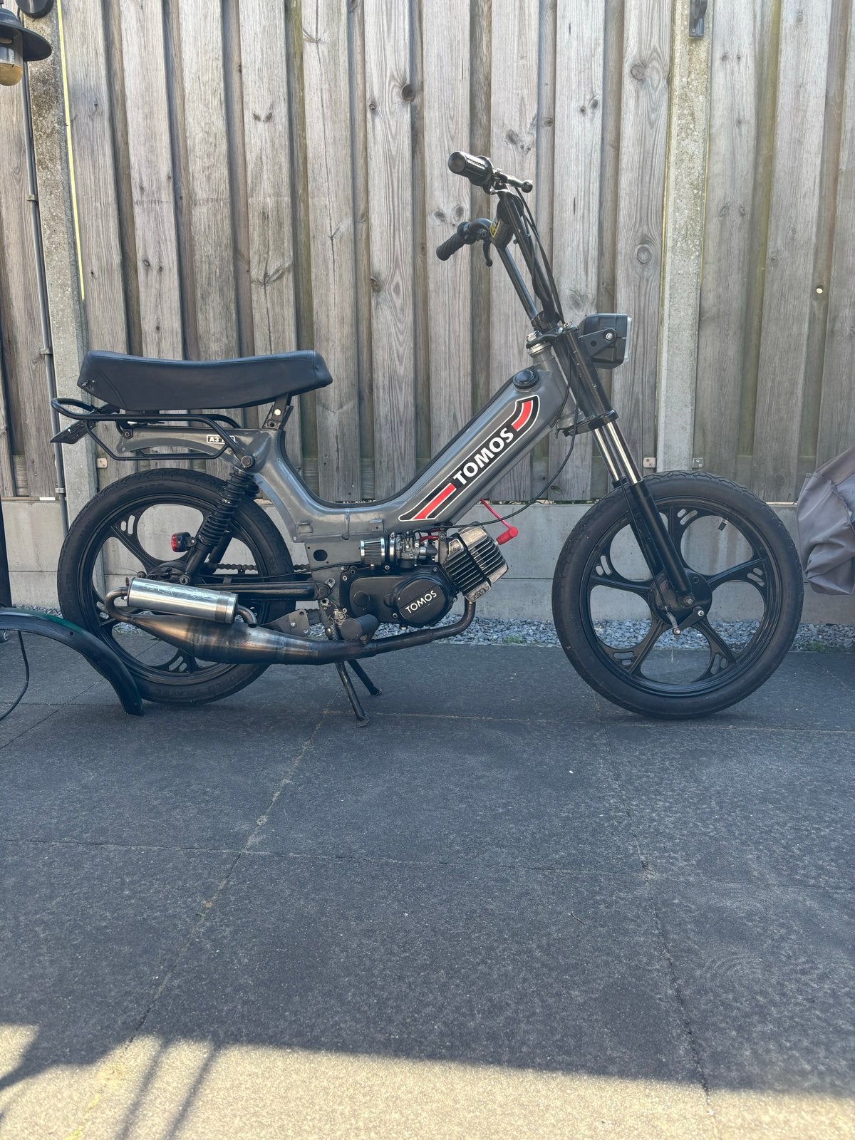 Tomos brommer met extra onderdelen, Fietsen en Brommers, Brommers | Tomos, Gebruikt, Standard, Maximaal 45 km/u, Ophalen