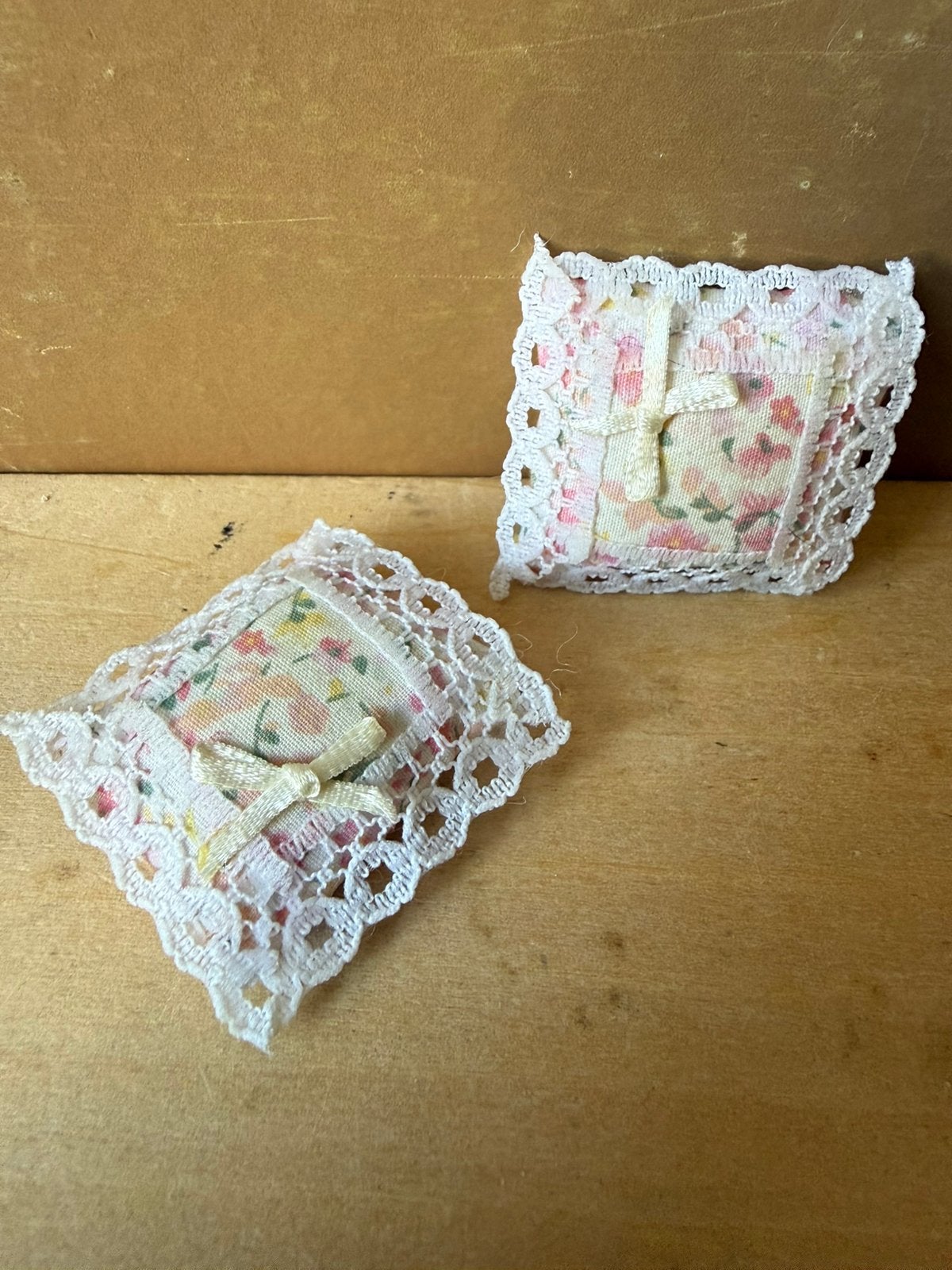 2x kussen - handwerk - ca 4cm, Ophalen of Verzenden, Zo goed als nieuw, Poppenhuis