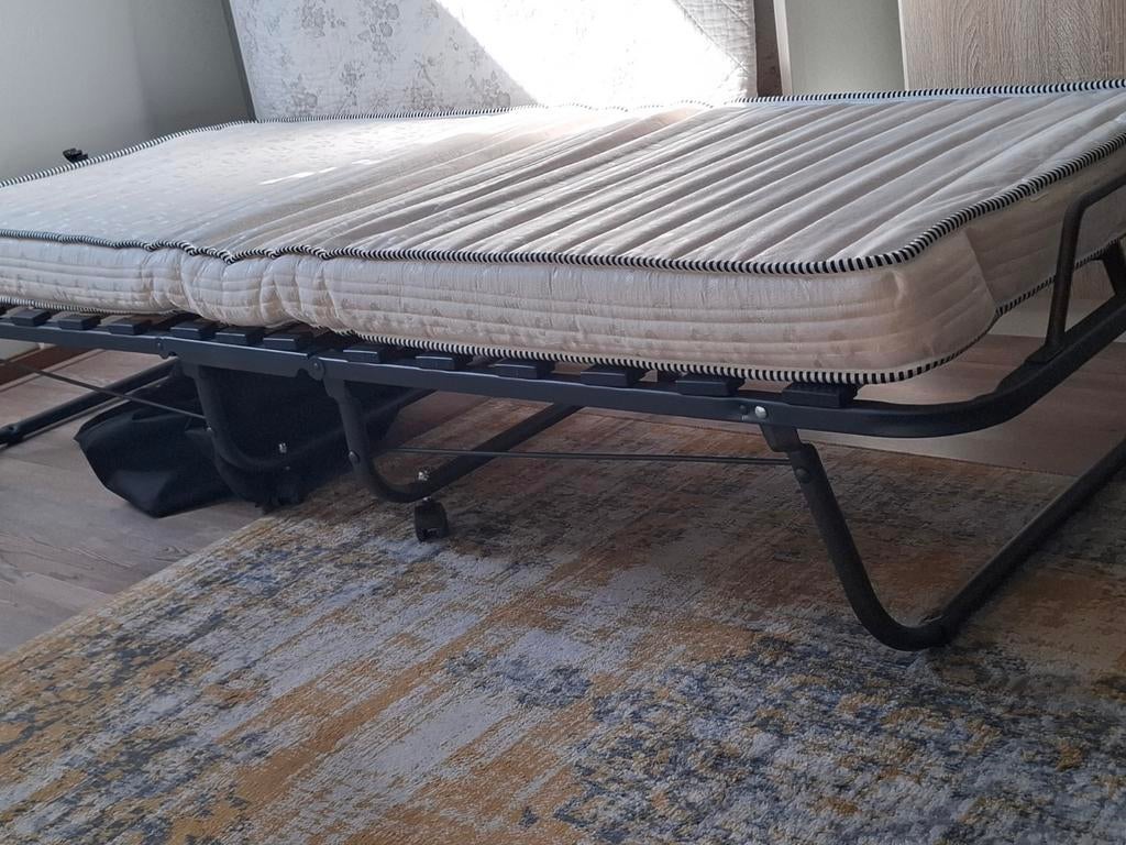 Opklapbaar logeerbed met matras, Gebruikt, Eenpersoons, Zwart, 80 cm