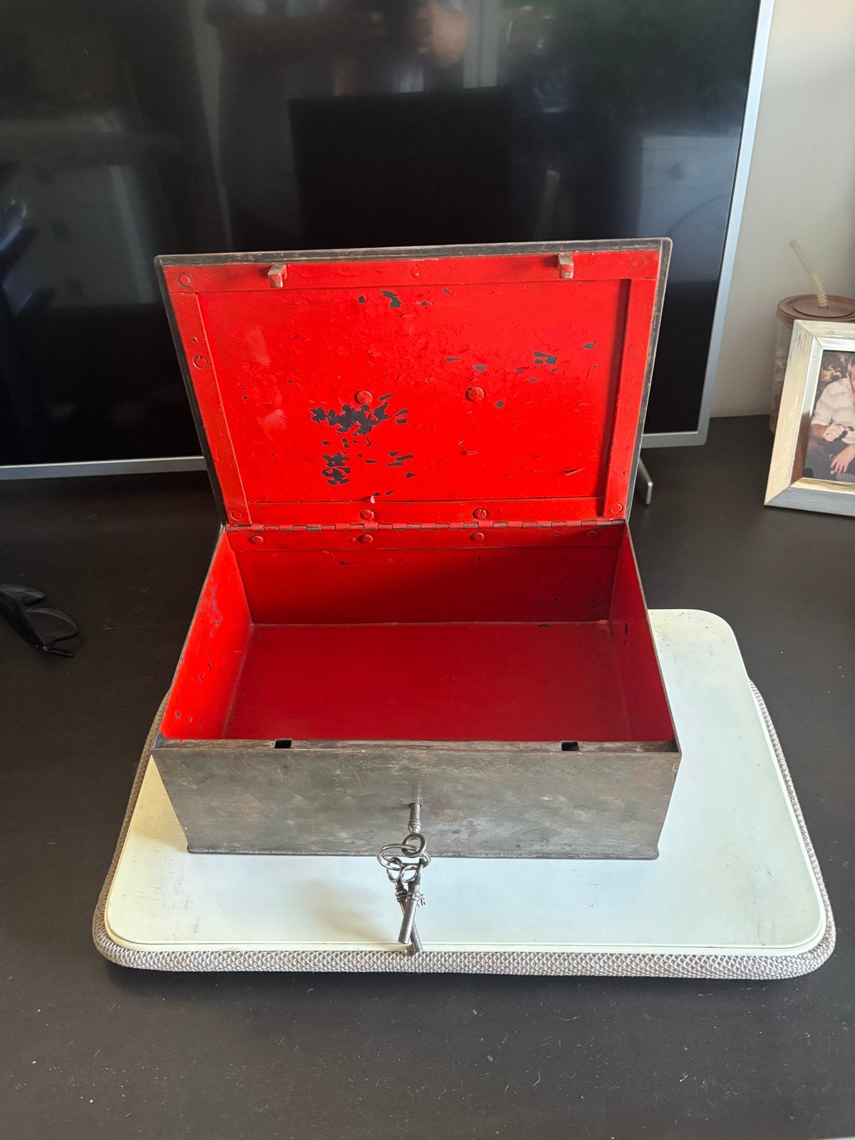 Antieke metalen kist met sleutel, Ophalen of Verzenden