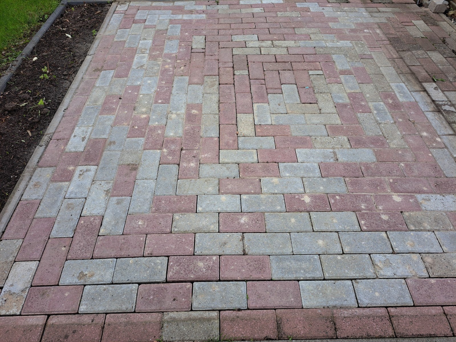Gebruikte betonnen klinkers - rood en grijs, 1,5 jaar oud., Tuin en Terras, Ophalen, Gebruikt, Klinkers, 5 tot 10 m²