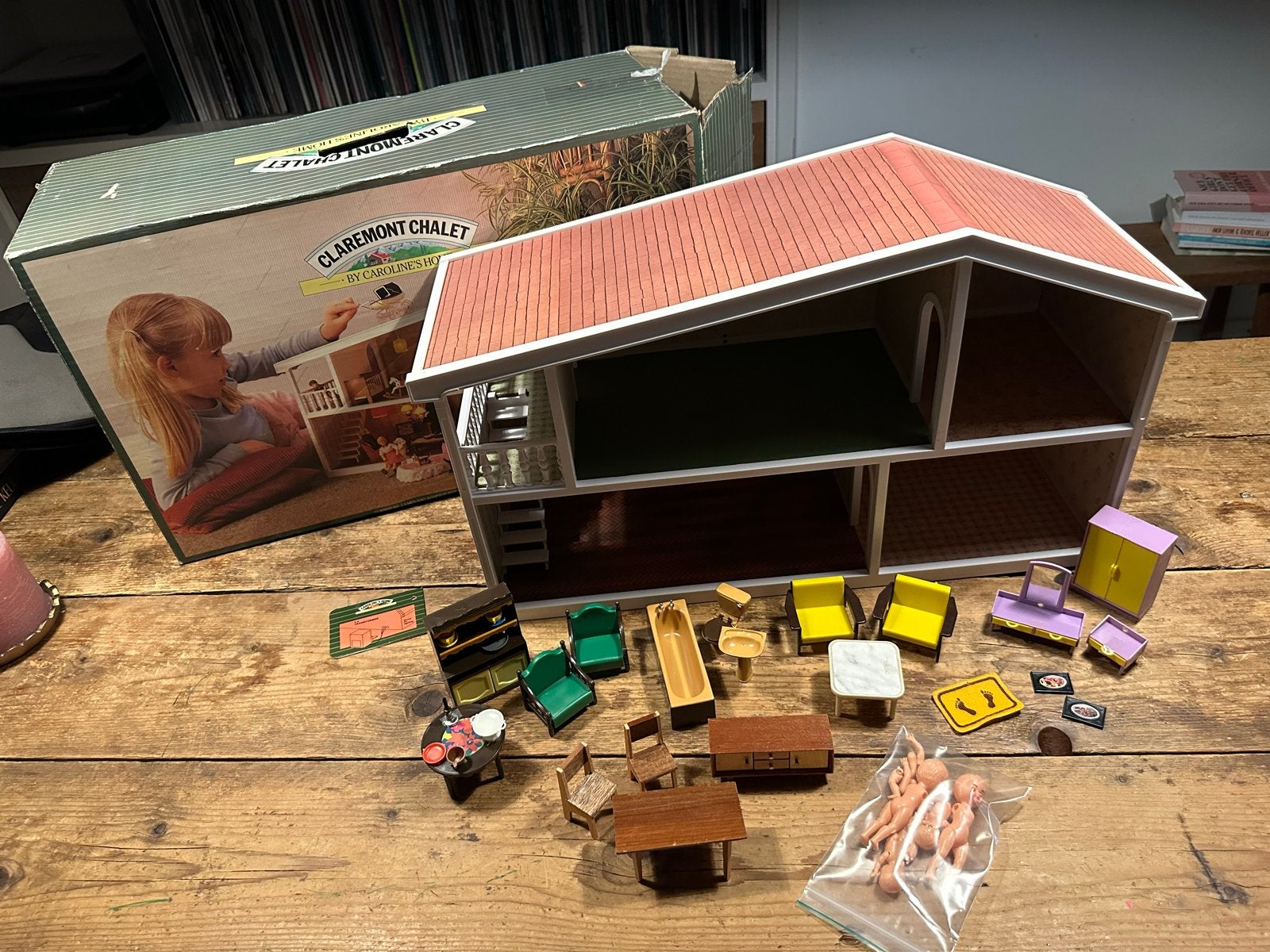 Vintage Claremont Chalet Poppenhuis met Meubels en Poppen, Ophalen of Verzenden, Gebruikt, Poppenhuis